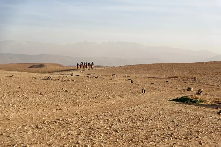 Désert de pierres d’Agafay face aux montagnes de l’Atlas