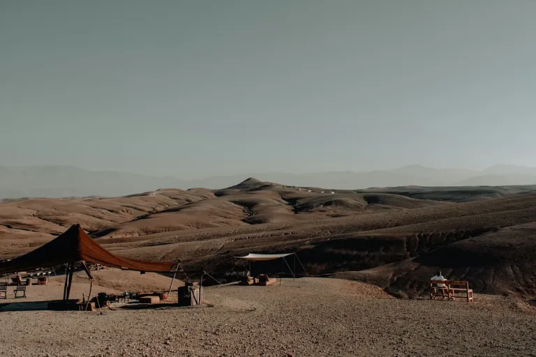 Campement berbère dans le désert d’Agafay