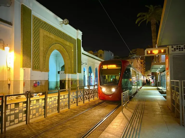 Tramway devant l’ancienne médina de Casablanca
