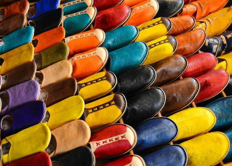 Babouches colorées dans un souk de Marrakech