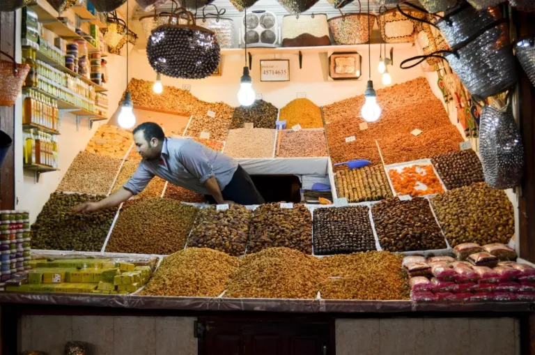 Marchand d’épices et fruits secs dans le souk de Marrakech