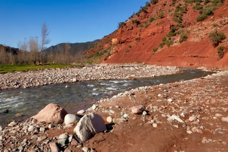 Rivière de l’Ourika et montagnes rouges