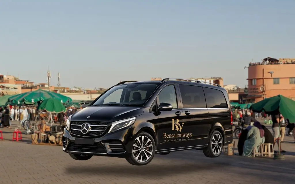 Mercedes Vito negro de Bensalemways en la plaza Jemaa el-Fna de Marrakech