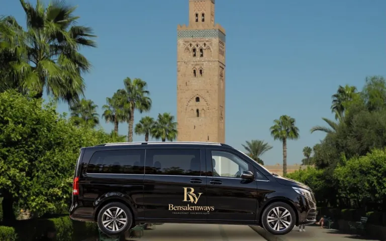Chauffeur privé Bensalemways en Mercedes Vito devant la Koutoubia, Marrakech